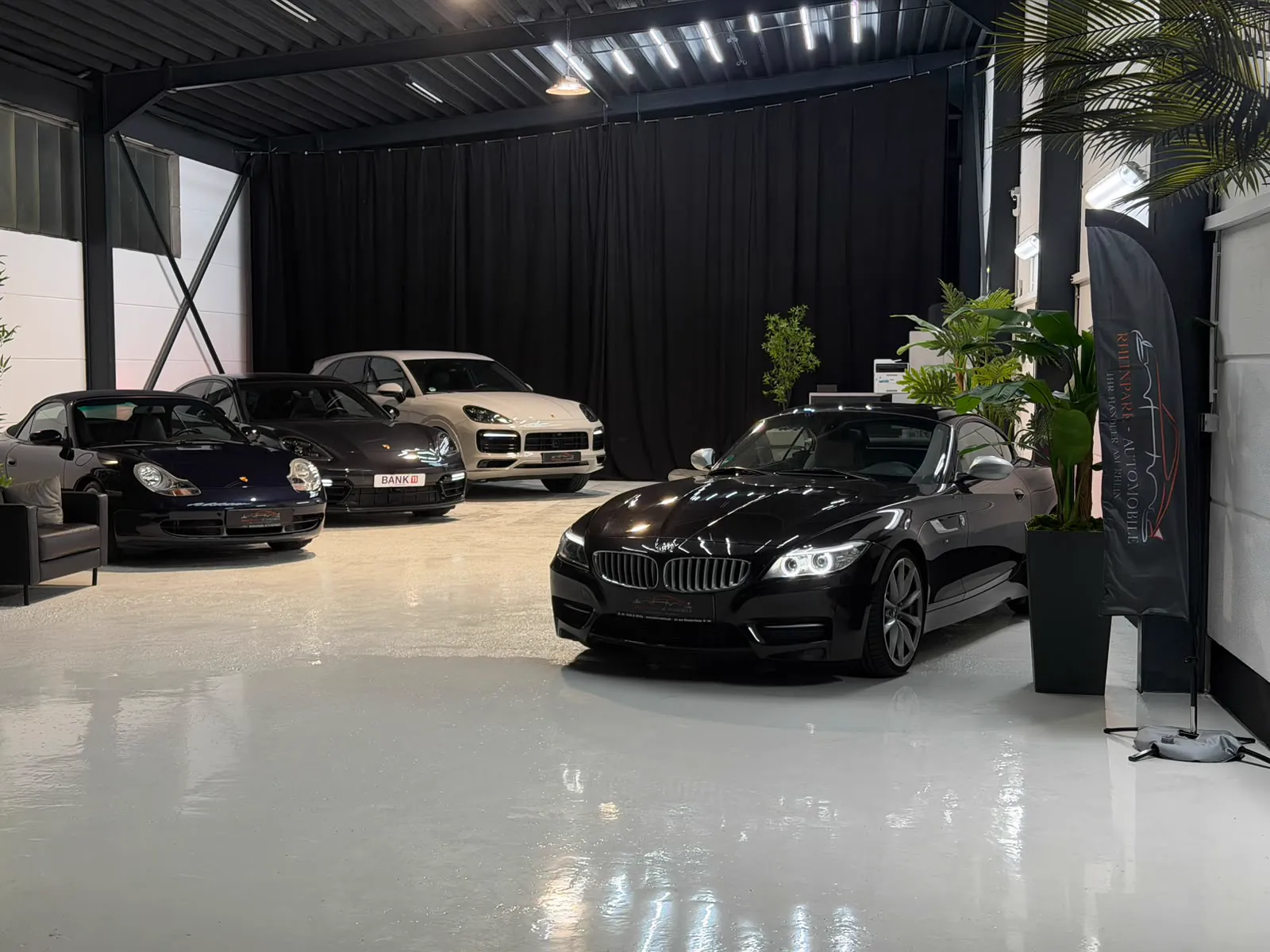 Ausstellungsfläche mit BMW im Vordergrund und weiteren Fahrzeugen